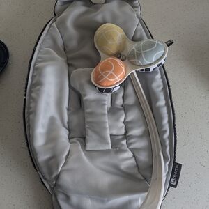 4moms Baby Rocker with Gray and Multicolor Mobile